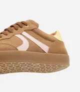 Championes de mujer estilo chuteira, color rosa pálido con recortes laterales y talón en color crema. Tienen cordones rosas y suela de goma color caramelo.