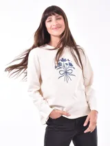 Remera blanca de manga larga con cuello redondo y estampado frontal con la frase "All my love darling" en color celeste.