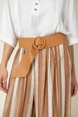 Cinto italiano de cuero con hebilla metálica forrada, de diseño elegante y moderno.