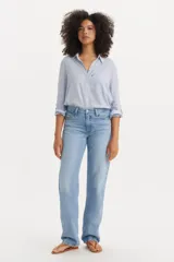 Pantalón de jean celeste de corte recto y tiro alto.