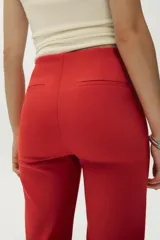 Pantalón rojo de tiro alto con corte flare.