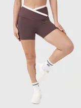 Calza biker color marrón con cintura en V y ribete blanco en los bordes.