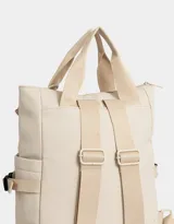 Mochila color crema de tela deportiva con manijas superiores, correas regulables, cierre superior, bolsillos laterales, bolsillo frontal con cierre y pouch estampado extraíble con solapa con hebilla de plástico para cerrado.