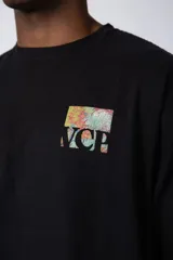 Remera negra de corte oversize con estampado en el pecho que reinterpreta la obra de Claude Monet.