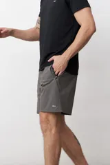 Short deportivo negro con cintura elástica y logo pequeño en la pierna.