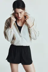 Short deportivo negro de tejido funcional con tecnología DryMove™ que ayuda a absorber el sudor. Tiene corte estándar, cintura elástica con cordón ajustable, bolsillos laterales y aberturas laterales en el bajo.