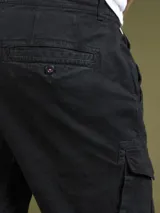 Pantalón cargo color marrón con bolsillos laterales con solapa y corte ajustado.