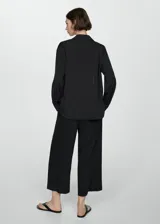 Pantalón culotte color beige de lino y viscosa, con cintura elástica y corte ancho.