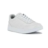 Championes acordonados Comfortflex de cuero blanco, con detalles de costuras y perforaciones.