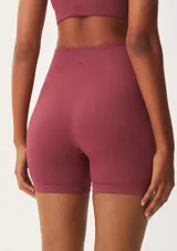 Short deportivo negro de tiro alto, corte ajustado y tejido acanalado.