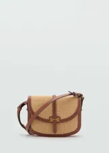 Bandolera de rafia color beige con detalles en cuero marrón, cierre de botón magnético y correa ajustable.
