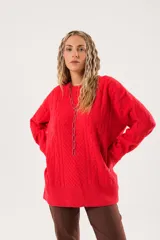 Buzo oversize rojo de tejido sintético con cuello redondo y manga larga.