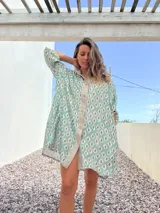 Camisero con estampado de rombos color verde y beige, con cuello camisero, abotonado y mangas 3/4.