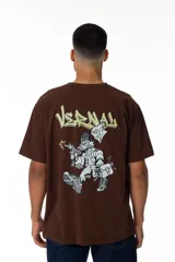 Remera marrón con estampa trasera de un pato con una ametralladora y un maletín lleno de dinero. En la parte superior de la estampa se lee "Vernal" en letras amarillas con estilo graffiti.