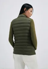 Chaleco puffer color marrón con cierre frontal y bolsillos laterales.