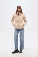 Campera acolchada negra, de manga larga y cuello alto, con cierre frontal.