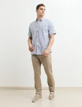 Pantalón de gabardina color beige, de corte recto y tiro medio.