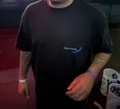 Remera negra de algodón con estampa en la espalda con letras blancas y detalles en azul.