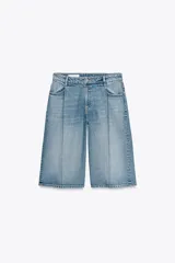 Bermudas de jean celeste de tiro bajo, con bolsillos delanteros y traseros, pinzas delanteras y cierre frontal con cremallera y botón metálico.