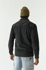 Sobrecamisa color beige de pana con cuello camisero, cierre frontal con botones, dos bolsillos de parche con botón en el pecho y bolsillos laterales.