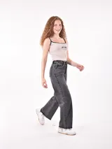 Musculosa color beige con tirantes finos y estampado de cerezas.