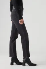 Pantalón de jean de tiro alto, corte recto y color gris oscuro.