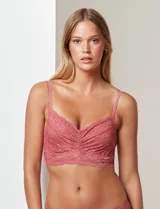 Bralette de encaje floral color rosa, marca Montelle. Sin aro ni relleno, con forro interno de microtul elastizado, breteles regulables y cierre trasero de tres posiciones.
