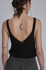 Top de punto color camel con escote en V pronunciado y tirantes anchos.