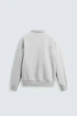 Sudadera azul marino de cuello alto con cierre frontal de cremallera, corte relaxed fit, manga larga y terminaciones en rib.
