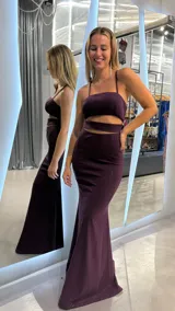 Vestido largo de fiesta color borgoña con brillos, corte sirena, escote cuadrado y abertura en la cintura.