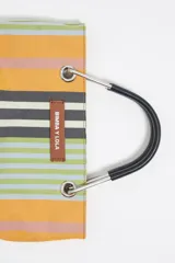 Bolso de mano mini con estructura rígida y diseño a rayas horizontales en tonos amarillo, naranja, verde, gris y negro. Tiene asa de mano negra, asa de hombro de cuero marrón regulable, etiqueta con logo Bimba y Lola, acabados metálicos y cierre magnético. Incluye bolsillo interior.