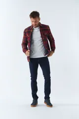 Sobrecamisa de viyela para hombre con interior capitoneado, fit regular, manga larga, cierre con botones, bolsillos y logo en grifa de cuero.