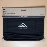 Cuello multifuncional Nike Trail negro con logo triangular blanco.