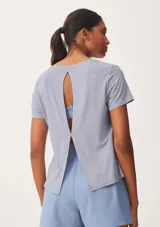 Remera deportiva lila de manga corta con cuello redondo.