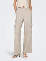 Pantalón cargo de lino color beige con bolsillos laterales y cintura alta.