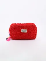 Necesser rojo de tela peluda con cierre superior y etiqueta con el logo de la marca Common Wear.