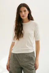 Remera celeste de corte recto y mangas cortas.