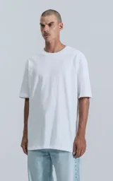 Remerón blanco de corte extra oversize y hombros caídos, confeccionado en algodón premium americano muy suave al tacto. Cuello rib redondo al tono con doble costura.