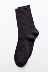 Calcetines altos color morado oscuro con hilo metalizado dorado y textura acanalada.