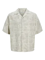 Camisa de manga corta con cuello resort y calce amplio, confeccionada en mezcla de viscosa y lino. Presenta un estampado integral de motivos marinos y botánicos en tonos beige y crema, con cierre frontal de botones.