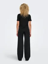 Remera negra de algodón con cuello redondo y mangas cortas. Estampado frontal con el logo de la banda Nirvana y el dibujo de la cara sonriente.