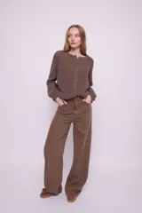 Cárdigan color ocre de tejido de punto con mohair, con cuello redondo, mangas largas y botones al tono. Silueta ligeramente oversize.