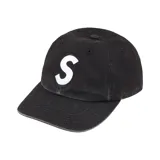 Gorra de béisbol negra con logo 'S' bordado en blanco en el frente.