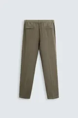 Pantalón de vestir color beige claro, de corte recto, confeccionado en lino.