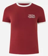 Remera corta color borgoña con cuello redondo y mangas cortas con ribete blanco. Estampa frontal con texto "New York Manhattan University".