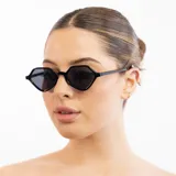 Lentes de sol con marco geométrico color miel y lentes marrones degradé.