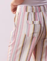 Pantalón capri de lino estampado marca Dash, con pretina ancha elastizada y bolsillos inclinados en la parte delantera.