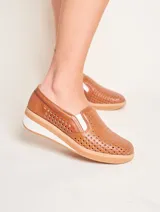 Panchitas de cuero color marrón con diseño calado y elástico blanco en los laterales.