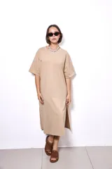 Vestido largo de corte oversize, confeccionado en 100% algodón, con logo bordado.