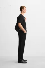 Camiseta negra de algodón con elasticidad, corte slim fit, cuello en V y mangas cortas.